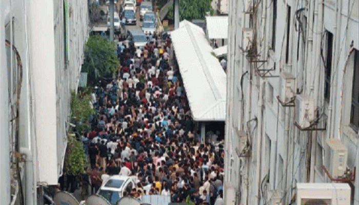 গেট ভেঙে সচিবালয়ে শিক্ষার্থীদের ভাঙচুর, পুলিশের লাঠিচার্জ