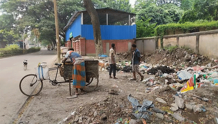 ডাস্টবিনের দূগন্ধে অতিষ্ট রাজশাহী নগরবাসী; শিক্ষার্থী ও পথচারীদের ক্ষোভ ডাস্টবিনের দূগন্ধে অতিষ্ট রাজশাহী নগরবাসী; শিক্ষার্থী ও পথচারীদের ক্ষোভ