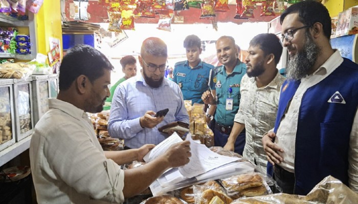 রাজশাহীতে অনুমোদনবিহীন বেকারীকে বিএসটিআই’র জরিমানা রাজশাহীতে অনুমোদনবিহীন বেকারীকে বিএসটিআই’র জরিমানা