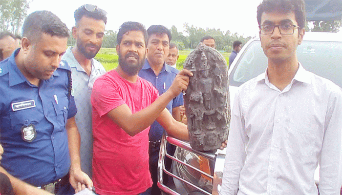 রাণীনগরে কষ্টি পাথরের বিষ্ণ মূর্তি উদ্ধার রাণীনগরে কষ্টি পাথরের বিষ্ণ মূর্তি উদ্ধার