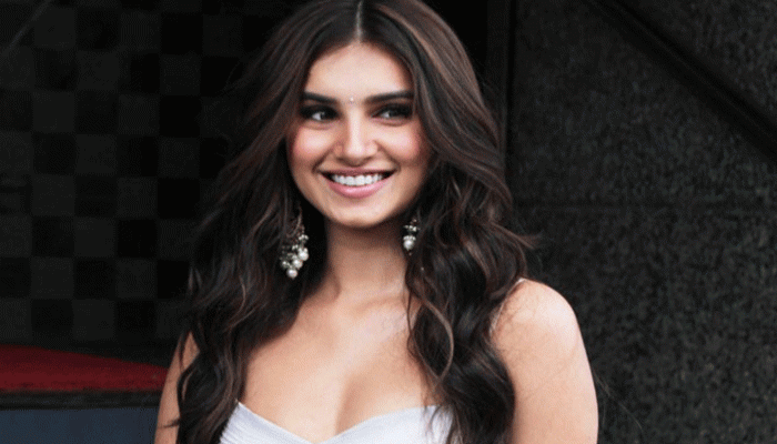 শেষে ভরা সভায় প্রেমিককে মান্যতা দিলেন তারা সুতারিয়া! শেষে ভরা সভায় প্রেমিককে মান্যতা দিলেন তারা সুতারিয়া!