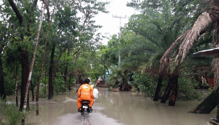 নোয়াখালীতে বাঁধ ভেঙে উপকূলের মানুষের জনজীবন বিপর্যস্ত নোয়াখালীতে বাঁধ ভেঙে উপকূলের মানুষের জনজীবন বিপর্যস্ত