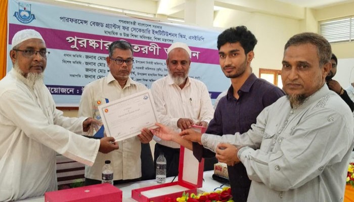 নিয়ামতপুরে  কৃতি শিক্ষার্থীদের মাঝে পুরস্কার বিতরণ নিয়ামতপুরে  কৃতি শিক্ষার্থীদের মাঝে পুরস্কার বিতরণ