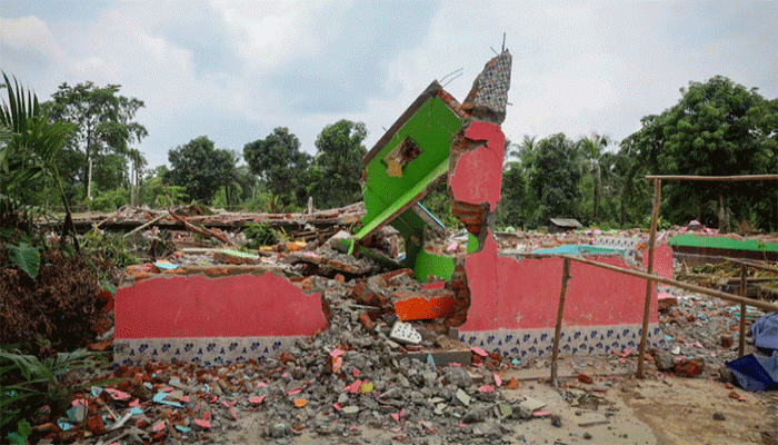 ঘরবাড়ি গুঁড়িয়ে দিয়ে মুসলিমদের উচ্ছেদ ও বাংলাদেশে বিতাড়ন করছে ভারত ঘরবাড়ি গুঁড়িয়ে দিয়ে মুসলিমদের উচ্ছেদ ও বাংলাদেশে বিতাড়ন করছে ভারত