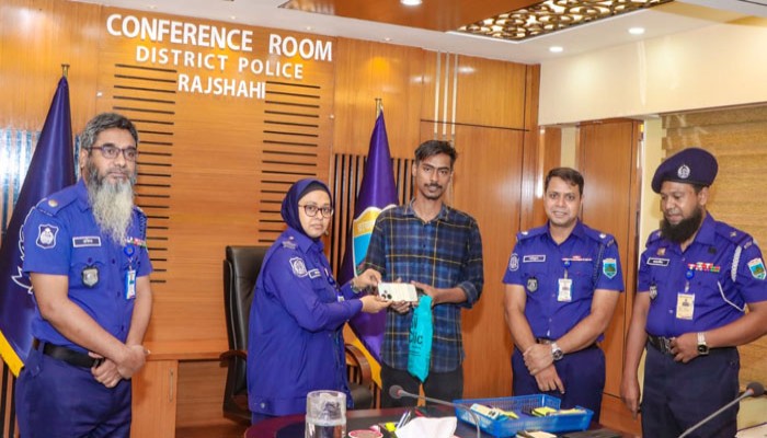 হারানো ৫১টি মোবাইল ফোন ভুক্তভোগীদের হাতে তুলে দিলেন রাজশাহীর পুলিশ সুপার