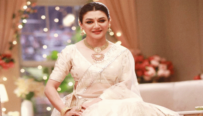 ভরপুর মিষ্টি খেয়েও ফিট থাকেন জয়া ভরপুর মিষ্টি খেয়েও ফিট থাকেন জয়া