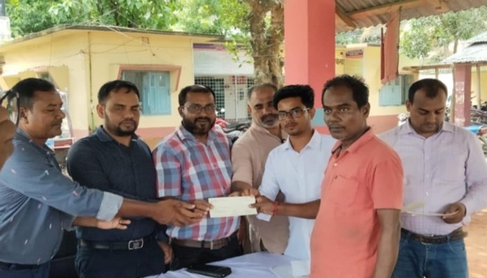 রানীশংকৈলে ৯ লক্ষ টাকার চেক বিতরণ