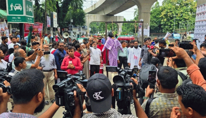 জনতার আদালতে প্রকাশ্যে হাসিনার প্রতীকী ফাঁসি কার্যকর জনতার আদালতে প্রকাশ্যে হাসিনার প্রতীকী ফাঁসি কার্যকর