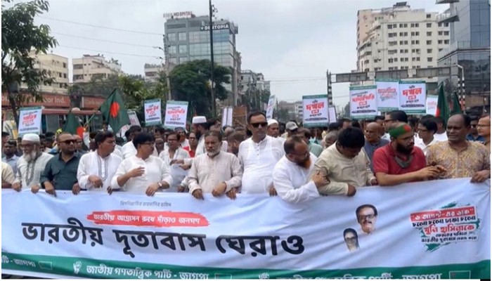 শেখ হাসিনাকে ফেরত দেওয়ার দাবিতে বাড্ডায় সড়ক অবরোধ শেখ হাসিনাকে ফেরত দেওয়ার দাবিতে বাড্ডায় সড়ক অবরোধ