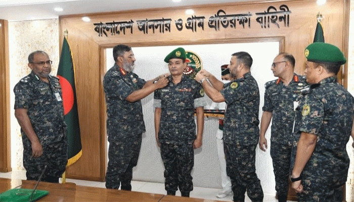 ঢাকায় আনসার ও গ্রাম প্রতিরক্ষা বাহিনীর ১৫ জন কর্মকর্তার র্যাং ক ব্যাজ পরিধান ঢাকায় আনসার ও গ্রাম প্রতিরক্ষা বাহিনীর ১৫ জন কর্মকর্তার র্যাং ক ব্যাজ পরিধান