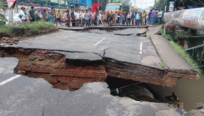 চট্টগ্রামে ভারী বর্ষণে ভেঙে গেল ব্রিজ চট্টগ্রামে ভারী বর্ষণে ভেঙে গেল ব্রিজ