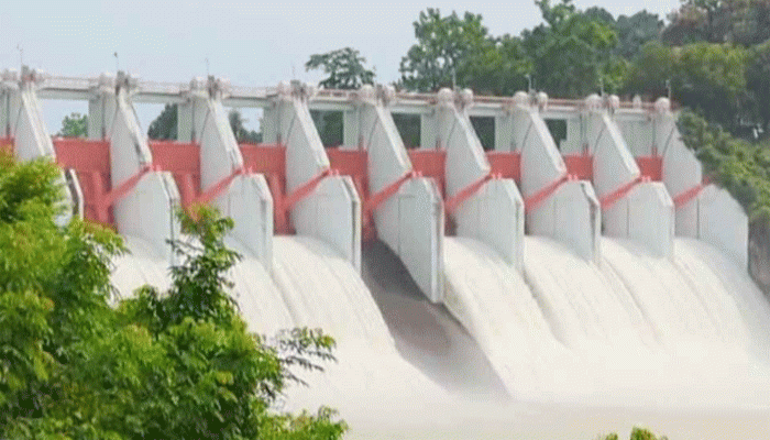 কাপ্তাই বাঁধের ১৬টি গেট খোলা, পানির স্রোতে চন্দ্রঘোণা ফেরি চলাচল বন্ধ কাপ্তাই বাঁধের ১৬টি গেট খোলা, পানির স্রোতে চন্দ্রঘোণা ফেরি চলাচল বন্ধ