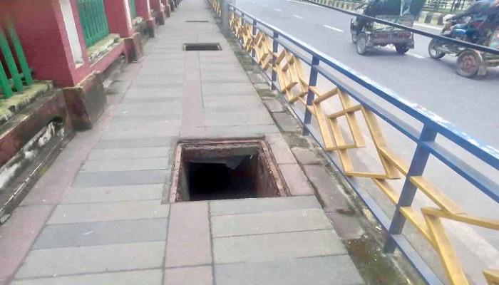 রাজশাহীতে জুলাইযোদ্ধা ম্যানহলে পড়ার ঘটনায় প্রতিবাদ সমাবেশ রাজশাহীতে জুলাইযোদ্ধা ম্যানহলে পড়ার ঘটনায় প্রতিবাদ সমাবেশ