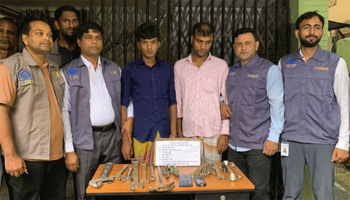 মোহনপুরের দেশ কোল্ড স্টোরেজে ডাকাতির ঘটনায় গ্রেফতার ২ মোহনপুরের দেশ কোল্ড স্টোরেজে ডাকাতির ঘটনায় গ্রেফতার ২
