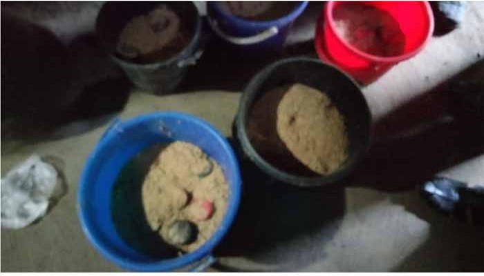 পরিত্যক্ত ঘরে পাঁচ বালতি মিলল ৪৫ ককটেল পরিত্যক্ত ঘরে পাঁচ বালতি মিলল ৪৫ ককটেল