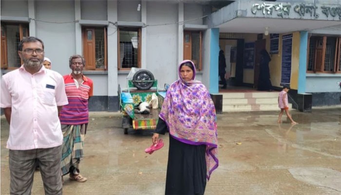 শেরপুরে কলা গাছের পাতা খাওয়ায় কুপিয়ে ছাগল হত্যা শেরপুরে কলা গাছের পাতা খাওয়ায় কুপিয়ে ছাগল হত্যা