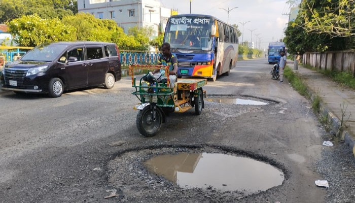 রাজশাহী কেন্দ্রীয় বাসটার্মিনাল নওদাপাড়া সড়কের বেহাল দশা, বাড়ছে সড়ক দূর্ঘটনা