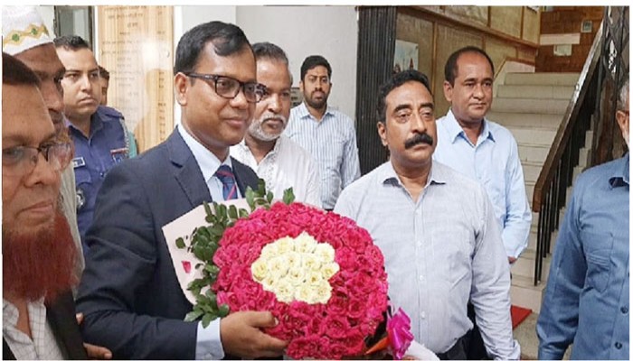 সিলেটের নতুন ডিসি সারওয়ার আলম দায়িত্ব গ্রহণ করলেন