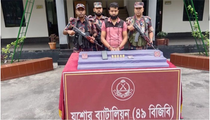 যশোরে যুবকের কোমরে লুকানো ছিল ৫ পিস সোনার বার যশোরে যুবকের কোমরে লুকানো ছিল ৫ পিস সোনার বার