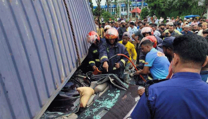 চলন্ত প্রাইভেটকারের ওপর কাভার্ডভ্যান উল্টে নিহত ৪ চলন্ত প্রাইভেটকারের ওপর কাভার্ডভ্যান উল্টে নিহত ৪