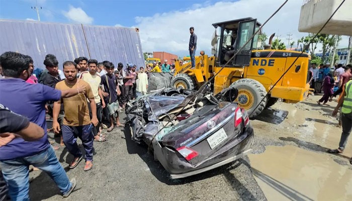 লরি প্রাইভেটকারের ওপর উল্টে পড়ে একই পরিবারের চারজনসহ নিহত ৪