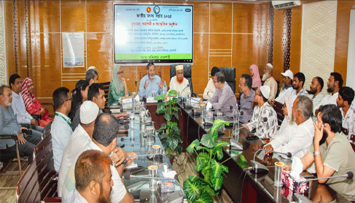 শুধু লাভের জন্যই নয়, পরিবেশ সংরক্ষণ করে মাছ উৎপাদন করতে হবে: বিভাগীয় কমিশনার শুধু লাভের জন্যই নয়, পরিবেশ সংরক্ষণ করে মাছ উৎপাদন করতে হবে: বিভাগীয় কমিশনার