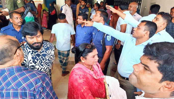 ফুলবাড়ী হাসপাতালে অভিযান: দালাল চক্রের দুই সদস্যকে ভ্রাম্যমাণ আদালতের জরিমানা ফুলবাড়ী হাসপাতালে অভিযান: দালাল চক্রের দুই সদস্যকে ভ্রাম্যমাণ আদালতের জরিমানা