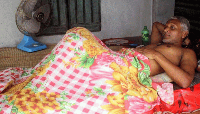 আন্দোলনের গুলিবিদ্ধ বাবলু রায়ের শরীর পচছে বিছানায়! আন্দোলনের গুলিবিদ্ধ বাবলু রায়ের শরীর পচছে বিছানায়!