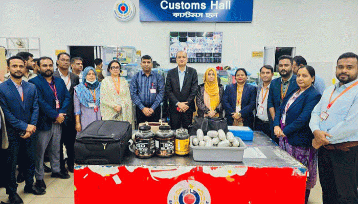 বিমানবন্দরে সাড়ে ৮ কেজি কোকেনসহ বিদেশি নাগরিক আটক বিমানবন্দরে সাড়ে ৮ কেজি কোকেনসহ বিদেশি নাগরিক আটক