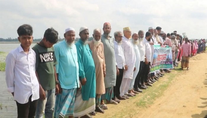রাণীনগরের লাল মাটির রাস্তা পাকাকরণের দাবিতে শিক্ষার্থী-এলাকাবাসীদের মানববন্ধন রাণীনগরের লাল মাটির রাস্তা পাকাকরণের দাবিতে শিক্ষার্থী-এলাকাবাসীদের মানববন্ধন