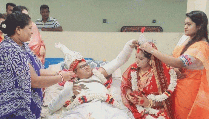 হাত-পায়ে ব্যান্ডেজ নিয়ে হাসপাতালেই বিয়ে হাত-পায়ে ব্যান্ডেজ নিয়ে হাসপাতালেই বিয়ে