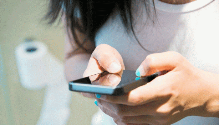 টয়লেটে বেশিক্ষণ ধরে ফোন নিয়ে সময় কাটান? বিপদ ডেকে আনছেন নাতো টয়লেটে বেশিক্ষণ ধরে ফোন নিয়ে সময় কাটান? বিপদ ডেকে আনছেন নাতো