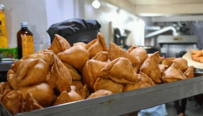 সমুচা আনতে ভুলে যাওয়ায় স্বামীকে মেরে হাসপাতালে পাঠালেন স্ত্রী! সমুচা আনতে ভুলে যাওয়ায় স্বামীকে মেরে হাসপাতালে পাঠালেন স্ত্রী!