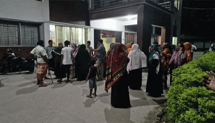 গ্রাহকের ৩ কোটি টাকা নিয়ে উধাও এনজিও পরিচালক, ৫ কর্মকর্তা আটক গ্রাহকের ৩ কোটি টাকা নিয়ে উধাও এনজিও পরিচালক, ৫ কর্মকর্তা আটক