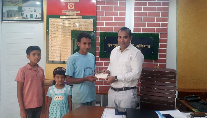 রাণীনগরে মা হারা অসহায় দুই শিশুকে আর্থিক সহায়তা দিলেন ইউএনও