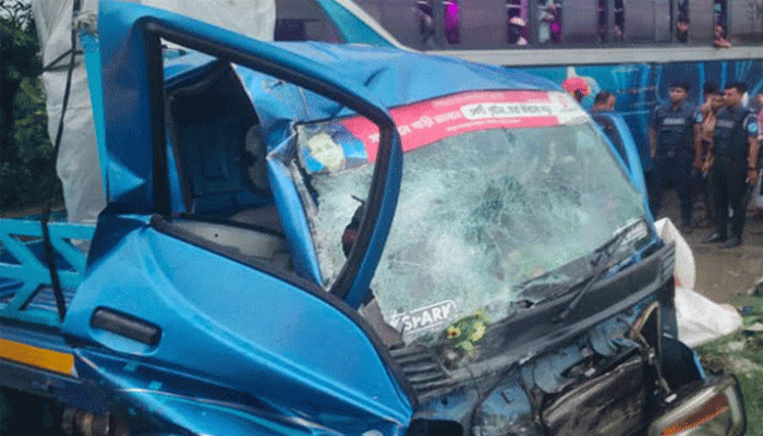 রংপুরে বালুবোঝাই ট্রাকের পিকআপ ভ্যানে ধাক্কায় মা-ছেলেসহ নিহত ৩