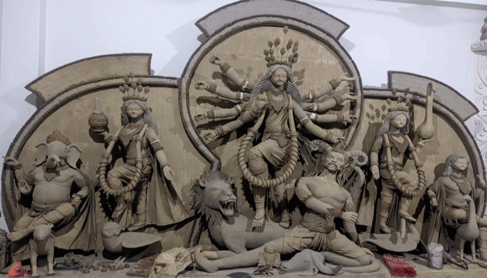 চাঁপাইনবাবগঞ্জে চলছে প্রতিমা তৈরীর শেষ মুহূর্তের কাজ চাঁপাইনবাবগঞ্জে চলছে প্রতিমা তৈরীর শেষ মুহূর্তের কাজ