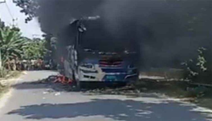সিরাজগঞ্জে সাইকেল আরোহীর মৃত্যু, বাসে আগুন সিরাজগঞ্জে সাইকেল আরোহীর মৃত্যু, বাসে আগুন