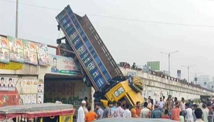 ফ্লাইওভারের রেলিং ভেঙে পড়ে গেল ট্রাক, নিচে থাকা রিকশাচালকের মৃত্যু