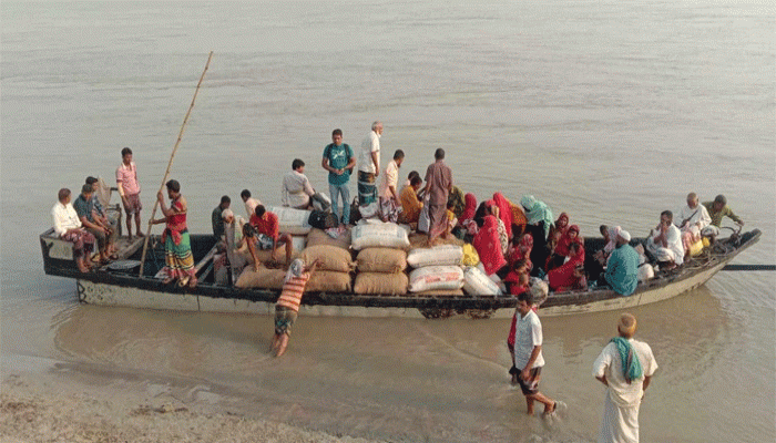 হাজার হাজার পানিবন্দি মানুষ জিম্মি পদ্মার খেয়াঘাট ইজারাদারদের কাছে হাজার হাজার পানিবন্দি মানুষ জিম্মি পদ্মার খেয়াঘাট ইজারাদারদের কাছে