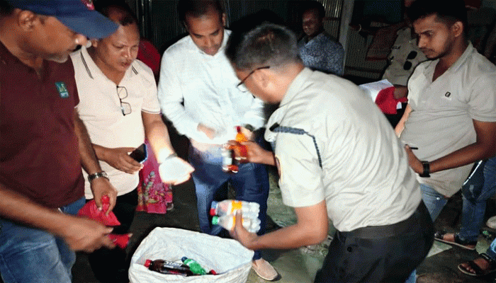 রাণীনগরে মাদকের আখড়ায় যৌথ অভিযানে ১৪০ বোতল চোলাই মদ উদ্ধার