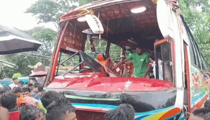 ফেনীতে দাঁড়িয়ে থাকা কাভার্ডভ্যানে বাসের ধাক্কায় নিহত ৩