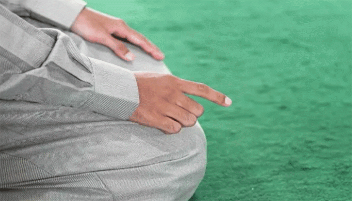 নামাজের তাশাহহুদে আঙুল ওঠানোর নিয়ম নামাজের তাশাহহুদে আঙুল ওঠানোর নিয়ম