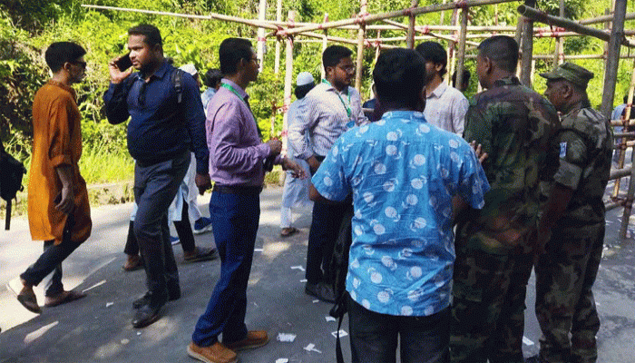 চাকসু নির্বাচন: দুই শতাধিক ভুয়া ভোটারকে আটকে দিলো প্রশাসন চাকসু নির্বাচন: দুই শতাধিক ভুয়া ভোটারকে আটকে দিলো প্রশাসন