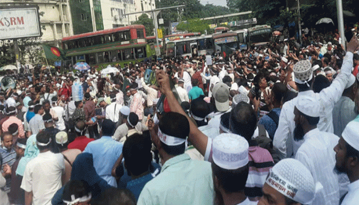 পুলিশের ব্যারিকেড ভেঙে শাহবাগ অবরোধ শিক্ষকদের পুলিশের ব্যারিকেড ভেঙে শাহবাগ অবরোধ শিক্ষকদের