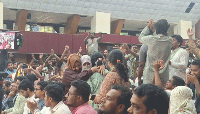 রাকসু নির্বাচন: শিবির সমর্থিত প্রার্থীদের একে-অপরকে জড়িয়ে ধরে আবেগঘন কান্না রাকসু নির্বাচন: শিবির সমর্থিত প্রার্থীদের একে-অপরকে জড়িয়ে ধরে আবেগঘন কান্না