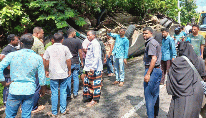 মাটিরাঙ্গায় যাত্রীবাহী বাস উল্টে নিহত ২ মাটিরাঙ্গায় যাত্রীবাহী বাস উল্টে নিহত ২