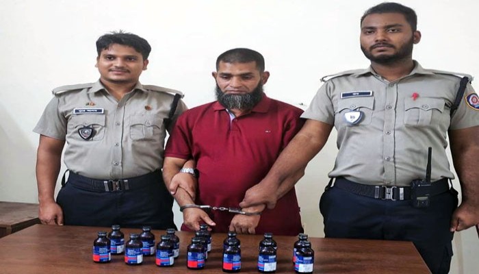 নোয়াখালীতে ক্রেতা সেজে ফেনসিডিল কারবারি গ্রেপ্তার নোয়াখালীতে ক্রেতা সেজে ফেনসিডিল কারবারি গ্রেপ্তার