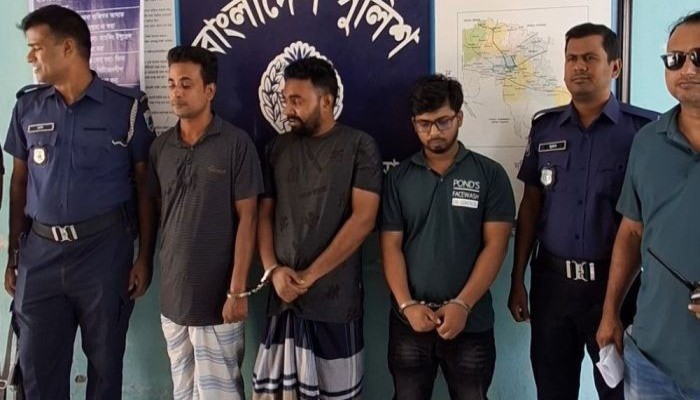 পাবনা সেন্ট্রাল হাসপাতালে রোগীকে যৌন হয়রানি, ৩ কর্মী গ্রেপ্তার, হাসপাতালের কার্যক্রম বন্ধ পাবনা সেন্ট্রাল হাসপাতালে রোগীকে যৌন হয়রানি, ৩ কর্মী গ্রেপ্তার, হাসপাতালের কার্যক্রম বন্ধ