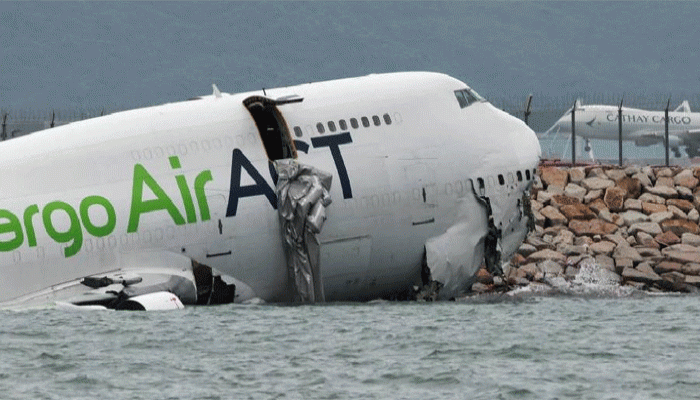 হংকংয়ে রানওয়ে থেকে ছিটকে সাগরে পড়ল বিমান
